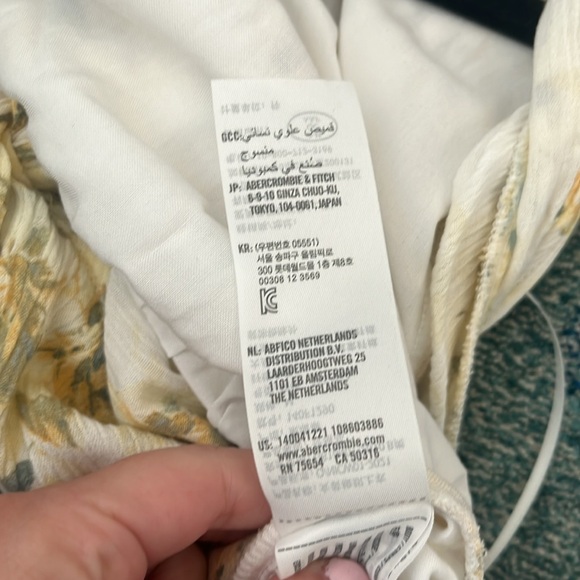 NWT! Abercrombie Flutter Sleeve Knot Front Crop - Size M - Picture 7 of 7